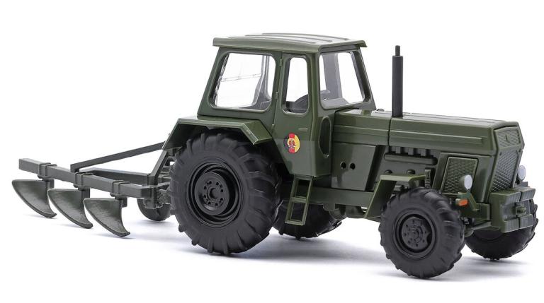 Traktor Fortschritt ZT 303 D Dreischarpflug NVA grün